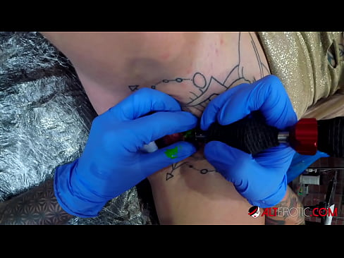 ❤️ Надзвичайно татуована красуня Саллі Севідж зробила татуювання на кліторі ❤️❌ Російське порно на uk.sfera-uslug39.ru ❤